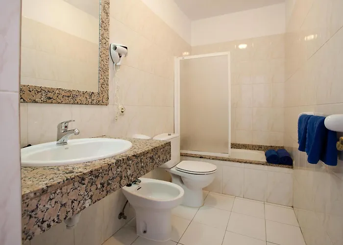 白色岩石公寓 4* 卡门港